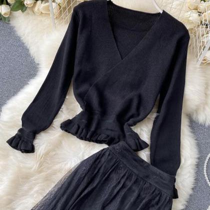 Elegant black long-sleeved sweater ..