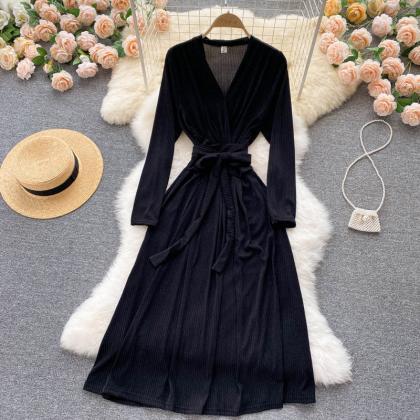 Black v neck long sleeve dress