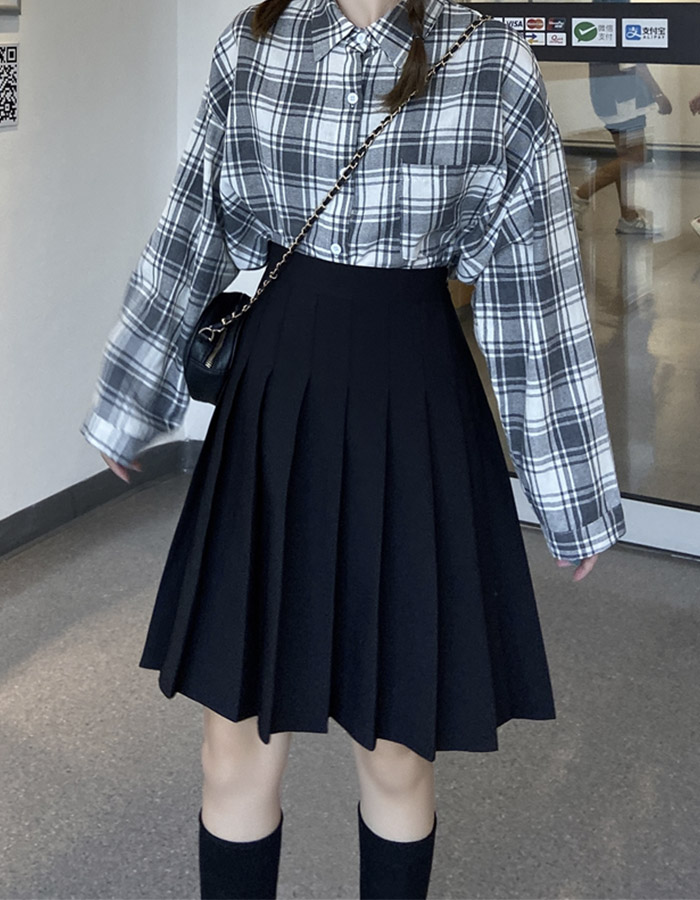 Cute black pleated skirt 
