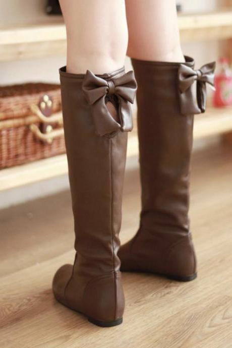 Cute knee-length flat heel boots