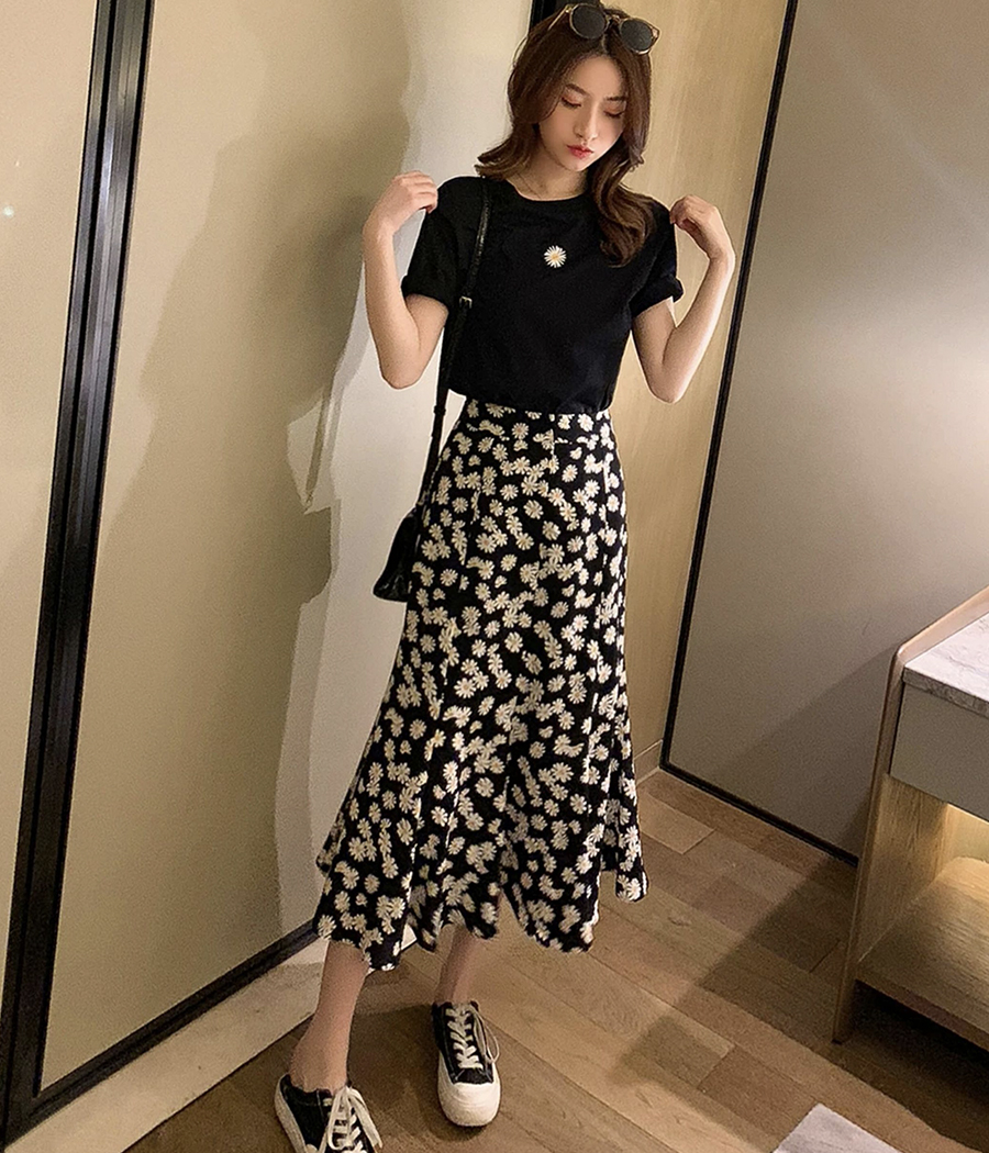 Cute Black T- Shirt And Daisy Skirt on Luulla